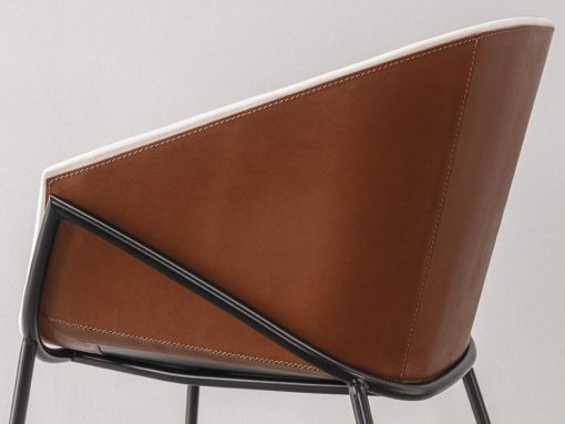 itDreamDesign's tweet image. Calla Armchair – Italian Design in Leather and Fabric
Designer :Edi and Paolo Ciani
Metal frame.
Interior of the seat in fabric.
Exterior of the seat in leather.

Finishes to choose from.

Dimensions cm. 65 x 61 x h. 82. Seat height cm. 46. 

italydreamdesign.com/en/product/cal…