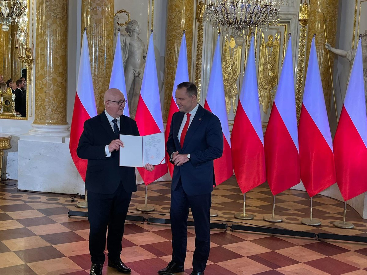 NowaPL.org (@nowaplorg) on Twitter photo 🔥Prezydent Elekt <a href="/NawrockiKn/">Karol Nawrocki</a> odebrał na zamku królewskim w Warszawie, zaświadczenie wyboru na urząd Prezydenta RP 🇵🇱 🔥Prezydent Elekt <a href="/NawrockiKn/">Karol Nawrocki</a> odebrał na zamku królewskim w Warszawie, zaświadczenie wyboru na urząd Prezydenta RP 🇵🇱