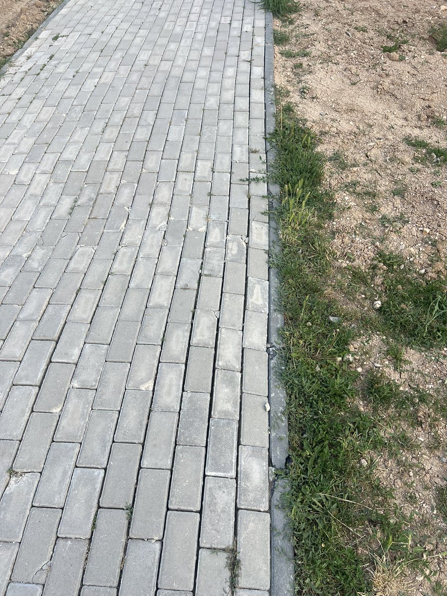 MuhendissKafa's tweet photo. Eryaman Cumhuriyet Parkı her yıl aynı şekilde “yenileniyor”, ama sonuç hep hüsran. Daha çalışmalar bitmeden döşenen taşlar kırılmış bile. Harcanan paralar nereye gidiyor? Her sene aynı masraf, aynı sorun… Denetim yok mu, kontrol eden kimse yok mu? @etimesgutbld @erdalbeskcioglu https://t.co/XvRYunQAHZ