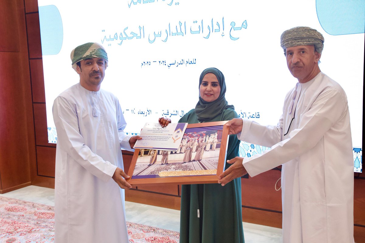 كما تضمنت فقرات الاجتماع،  تكريم المدارس المشاركة في حفل يوم المعلم، تقديرًا لعطائها وتحفيزًا لمواصلة التميز والإبداع في المناسبات التربوية والوطنية. 
 #تعليمية_شمال_الشرقية