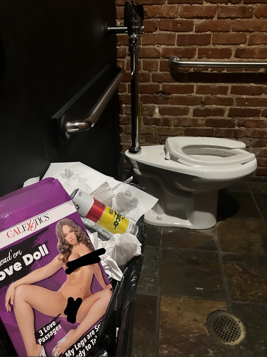 yo we’re killin this shit 

sold out in Toronto tonight w/ <a href="/armslengthblues/">arm’s length</a> &amp; <a href="/wakeleeband/">wakelee</a>