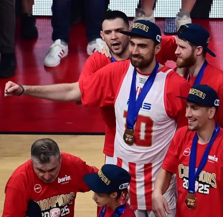 Τα λογια είναι περιττά για τον Μιλου!🫡
Την 2η φορά που ήρθε,απέρριψε μεγαλύτερες προτάσεις γιατί ήθελε να επιστρέψει στην οικογένεια του.

Τώρα παραμένει στον #OlympiacosBC,  αρνούμενος πολύ περισσότερα χρήματα!
Να εκτιμάμε, ειδικά όταν έχουμε δει κ την άλλη όψη του νομίσματος..