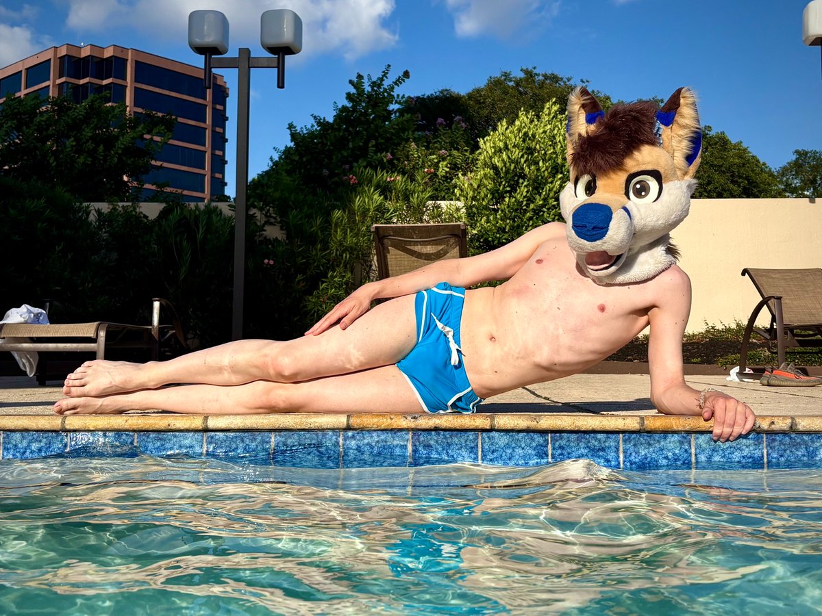 Come join me by the pool! 💙

📷 Angela
#TummyTuesday #MidriffMonday