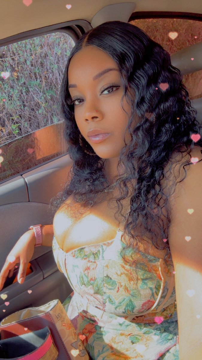 carmelblunt's tweet photo. Pre birthday dinner ♋️ https://t.co/lUPj7b38Qa