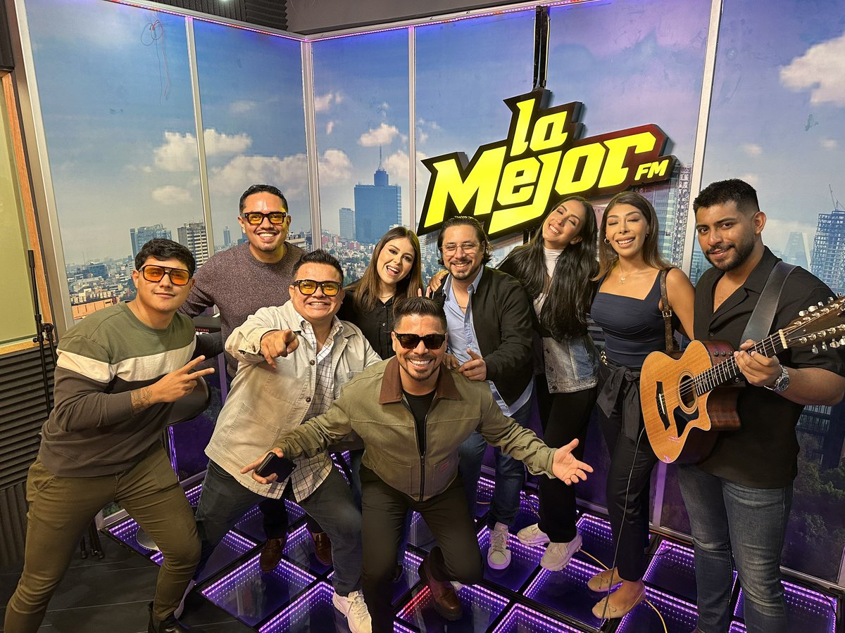 LaMejor's tweet photo. Hoy nos acompañó la agrupación original @lasonoradinamita para revelarnos todo sobre su nuevo EP #CumbiassinFrontera y mucho más 😱👏🏼🔥 #ElShowDeLaMejor https://t.co/8qan04EBku