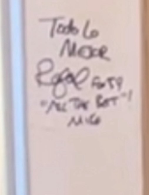RafaelOnTV's tweet image. Indiana’s Own Entertainer & Entrepreneur @TheRealMikeEpps invited me to sign his autograph wall in the special room dedicated his family. My message: “Todo Lo Mejor” which in spanish = “All The Best.” I’m to the left of Snoop Dog & others whom visited Epps’ home.