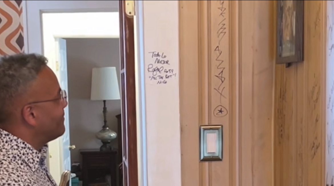 RafaelOnTV's tweet image. Indiana’s Own Entertainer & Entrepreneur @TheRealMikeEpps invited me to sign his autograph wall in the special room dedicated his family. My message: “Todo Lo Mejor” which in spanish = “All The Best.” I’m to the left of Snoop Dog & others whom visited Epps’ home.