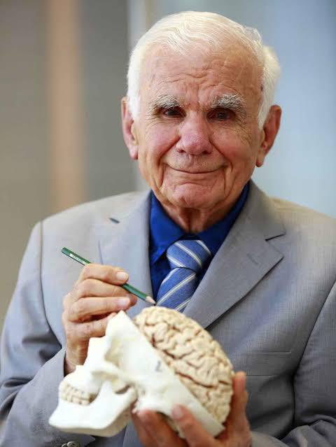 “Yüzyılın Beyin Cerrahı” unvanıyla onurlandırılmış, modern beyin cerrahisinin babası olarak bilinen Prof. Dr. Gazi Yaşargil, hayatını kaybetti. Allah’tan rahmet yakınlarına, sevenlerine ve ulusumuza baş sağlığı diliyoruz.