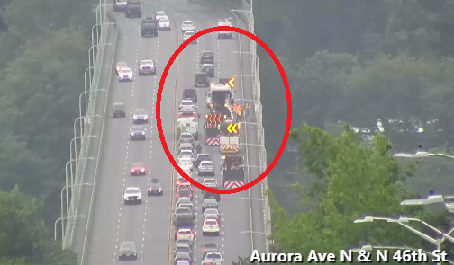 Aurora桥上的道路工程阻挡了两个右SB车道。谨慎行事。