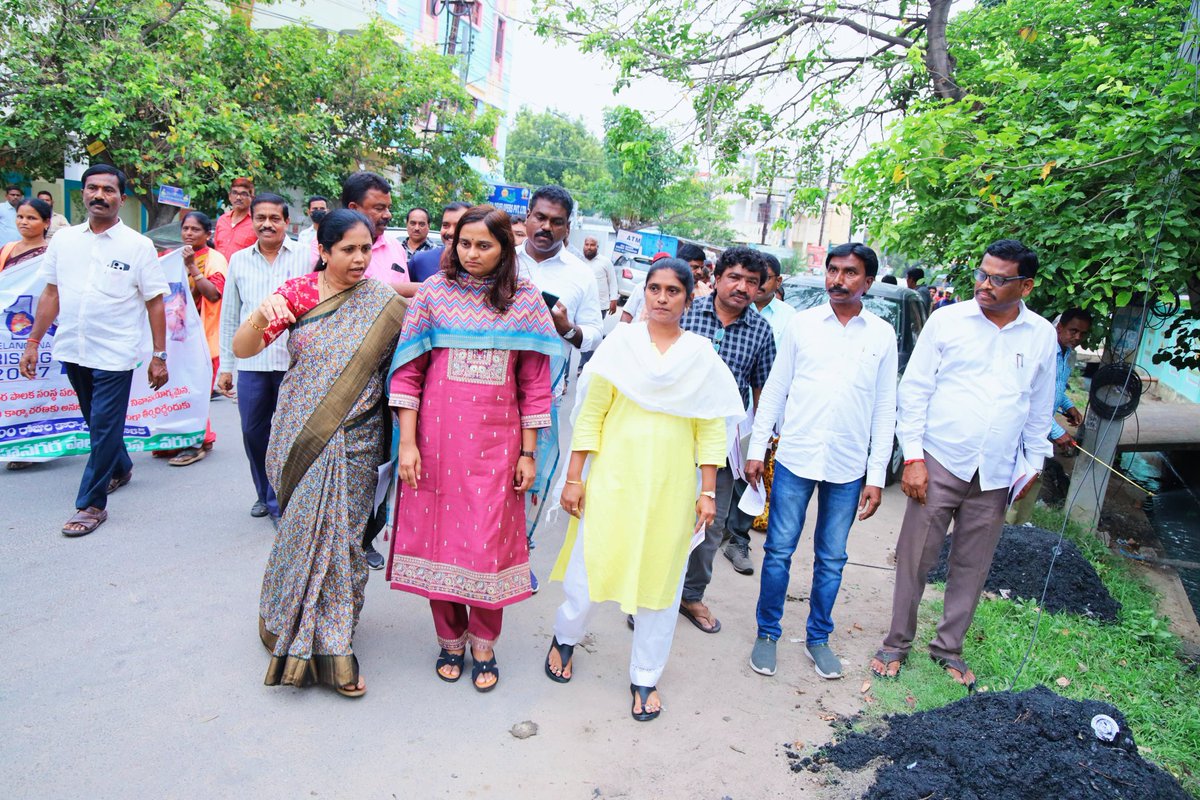 MC_GWMC's tweet photo. ⭐️ Under the #100DaysProgramme of *Telangana Rising 2047* , the Hon’ble *#GWMCCommissioner* Garu led a massive Awareness rally on 🗑️ waste segregation, 🌿 home composting, 💼 trade license compliance,and 📄 IEC pamphlets were distributed during a door-to-door campaign to educate citizens on responsible civic behavior.
The Commissioner also monitored 🦟 anti-larval operations, 🛠️ de-siltation activities, and fogging & spraying in vulnerable areas —to prevent vector-borne diseases. These field-level initiatives reflect GWMC’s hands-on approach to building a healthier, cleaner Warangal.
@TelanganaCMO @TelanganaCS
@Collector_HNK
@revanth_anumula @INC_Ponguleti @TeamKonda
@PrlsecyMAUD @cdmatelangana
@Ashwiniwakade9
@IPRTelangana @MoHUA_India
@RoopaMishra77 @tksreedevi
@SwachhBharatGov
@SBMU_Telangana @tgmepma
#GWMC #TelanganaRising2047 #SwachhWarangal #PublicHealth #SanitationDrive
#TG100DaysActionPlan
#OkaMarpu_AbhivrudhikiMalupu
