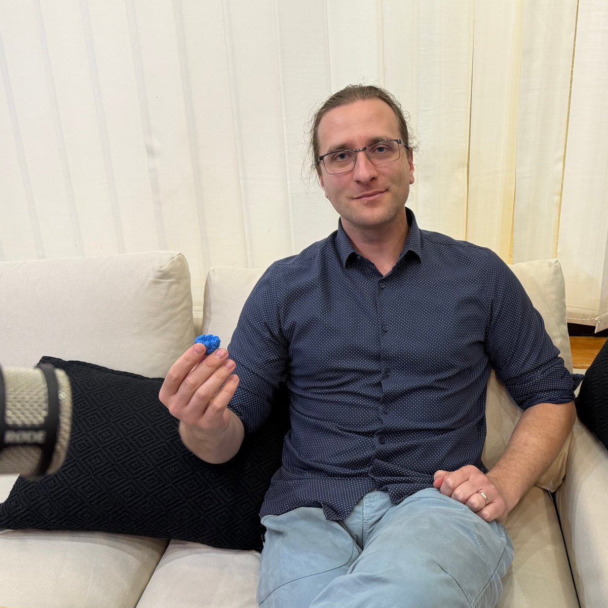 PODCAST👉 What if the key to building better biosensors lies in understanding the lipids around a protein?
In Episode 11 of Papers Illuminated – Člankarnica, we explore how lipids form a network that supports and regulates protein nanopores.
It’s a story of structure, symmetry,