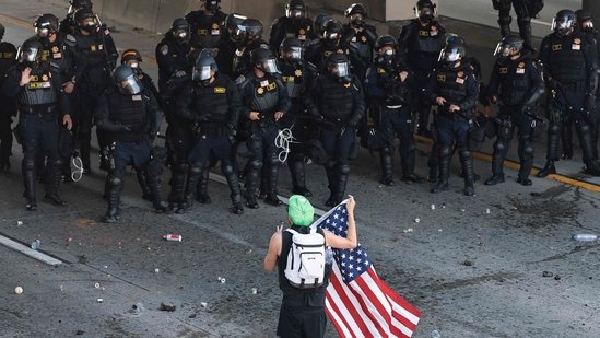 अपने देश को संभाल नहीं पा रहे,, चले है भारत को ज्ञान देने..
इसीलिए कहा गया है, खुद के गिरहबान मे पहले झाँके किसी के ऊपर ऊँगली उठाने से पहले.
#USA #riots2025