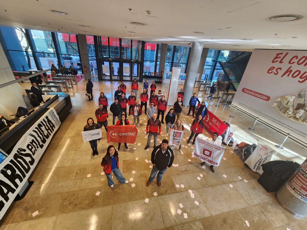 🇦🇷En Buenos Aires, junto a la Red Sindical Internacional Banco Santander, realizamos una jornada de protesta en la casa matriz de <a href="/Santander_Ar/">Santander Argentina</a>, donde trabajan más de 2800 compañerxs, con proclamas claras:

¡basta de atropellos, precarización y despidos en la región!