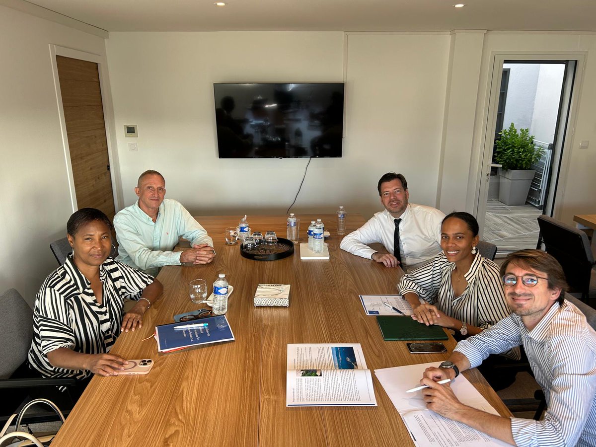Notaires_CSN's tweet photo. 🔹 Mission du #notariat français à #Mayotte : un engagement fort au service du #territoire🔹

🤝Rencontre avec Mme la Sénatrice Salama RAMIA,  chargée par le Premier ministre du suivi de la reconstruction et de la refondation après le passage du cyclone #Chido et présentation des propositions du #CSN en faveur du #foncier.

Mission organisée en partenariat avec l’ordre des géomètres-experts et les @GenealogistesFR.