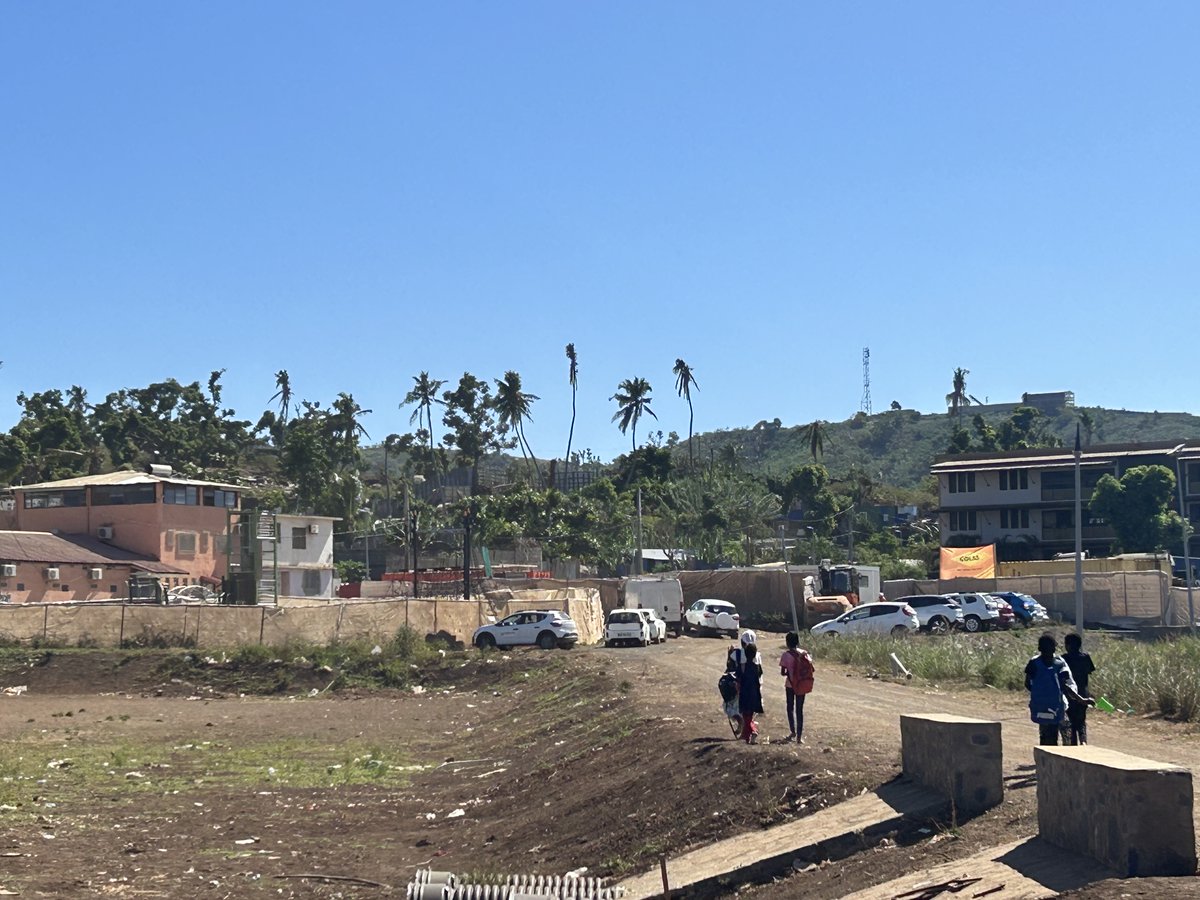 Notaires_CSN's tweet photo. 🔹 Mission du #notariat français à #Mayotte : un engagement fort au service du #territoire🔹

🤝Rencontre avec Mme la Sénatrice Salama RAMIA,  chargée par le Premier ministre du suivi de la reconstruction et de la refondation après le passage du cyclone #Chido et présentation des propositions du #CSN en faveur du #foncier.

Mission organisée en partenariat avec l’ordre des géomètres-experts et les @GenealogistesFR.