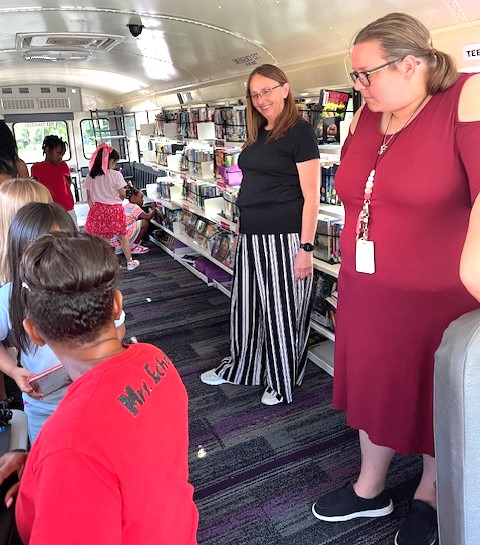 piratenation219's tweet image. Hey! We caught the fabulous Mrs. Echols checking out books for our #summerBOOST students on the Pirate Book Bus. The book bus is in the Wood Elementary School area today. #piratepride #merrillvillereads📔💜 @mhsbooksRfun