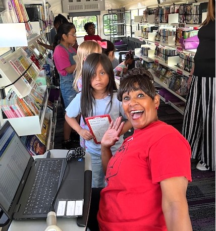piratenation219's tweet image. Hey! We caught the fabulous Mrs. Echols checking out books for our #summerBOOST students on the Pirate Book Bus. The book bus is in the Wood Elementary School area today. #piratepride #merrillvillereads📔💜 @mhsbooksRfun