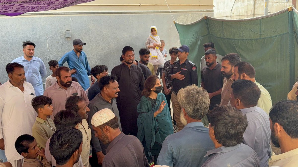 Muhamma21634721's tweet photo. PPP MPA @RoomaMatto condoled with the families of 5 victims (1 Christian, 4 Muslim) of the toxic gas tragedy in Ibrahim Hyderi. She stood in solidarity and prayed for the departed souls.
@BBhuttoZardari @PPPMediaCel https://t.co/tXPfSoLwZz