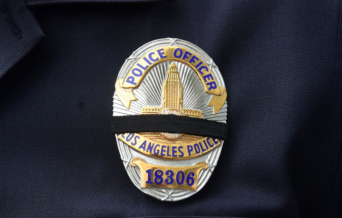 entheo_gen's tweet image. I found out that the black band on the LAPD badges is a mourning symbol to honor fallen Officer Samuel Riveros who is deeply respected for his bravery—he ran into gunfire to protect others and was devoted to his community and colleagues. Mad respect @LAPDHQ