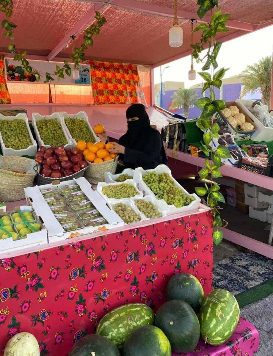 لا أعرفها.. ولكن من الواجب علينا، دعمها وتشجيعها فمثلها يستحق الدعم والتشجيع، فقد سترت الحال #_بالحلال
أختنا الغالية وبنت بلادنا أم سلطان العتيبي أجبرتها ظروف الحياة على العمل الشريف في سوق الخضار والفواكه بحي الشاطئ بمحافظة جدة لكي تصرف على أسرتها التي تعولها والمكونة من 5