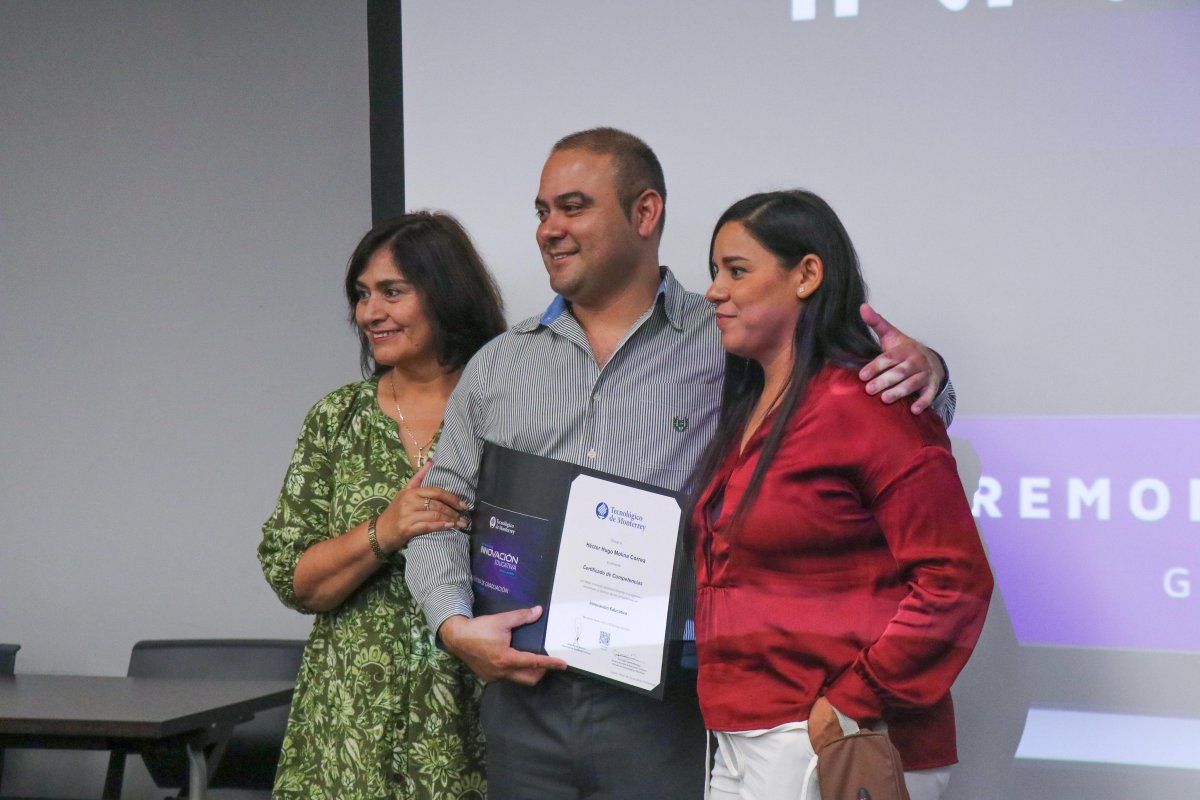 Ceremonia de graduación de profesores y profesoras que cursaron el Diplomado en Innovación Educativa. ¡Muchas felicidades!