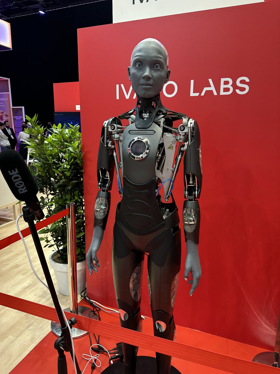 MilcentPedro's tweet image. First day at @VivaTech & @NVIDIAGTC with an interesting keynote from Jensen and with #robotics & Physical AI companies represented.
Not every day you see @Tesla_Optimus and @engineered_arts under the same roof!
