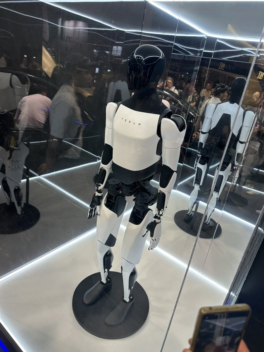 MilcentPedro's tweet image. First day at @VivaTech & @NVIDIAGTC with an interesting keynote from Jensen and with #robotics & Physical AI companies represented.
Not every day you see @Tesla_Optimus and @engineered_arts under the same roof!