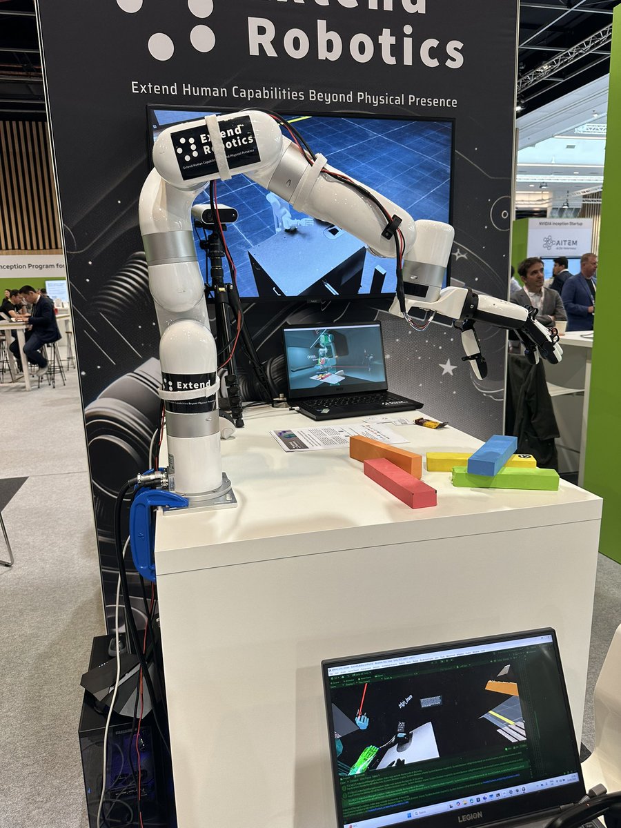 MilcentPedro's tweet image. First day at @VivaTech & @NVIDIAGTC with an interesting keynote from Jensen and with #robotics & Physical AI companies represented.
Not every day you see @Tesla_Optimus and @engineered_arts under the same roof!