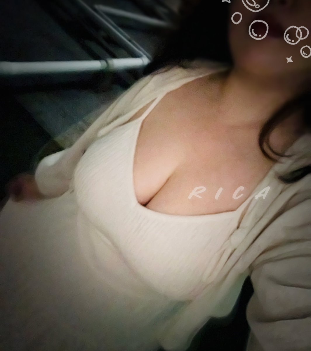 待在頂樓看月亮
剛好整身白的 
超像女鬼(･_･;