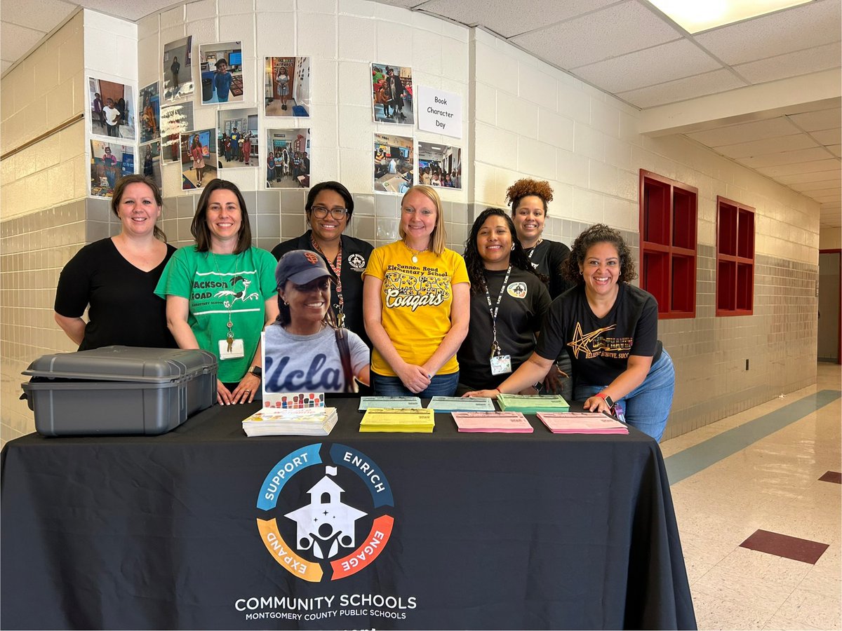 JacksonRdCSL's tweet image. The Springbrook Cluster CSLs worked together to provide a Know Your Rights workshop for the community. Big thanks to Attorney Ricardo Murga for presenting! @velasquez_mcps @JacksonRoadAP