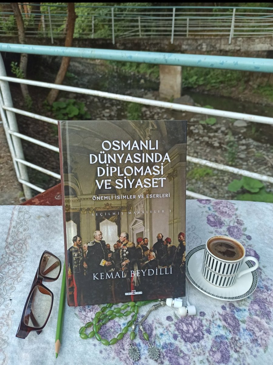 İlaç olsa içme düşman tasından 
Sakın taş attırma dost arkasından
Kim ikiyüzlüyse tut yakasından 
Bir yüzüne bir de canına tükür
🎵🎼 #yanflütgitar #kitap #kahve #müzik #osmanlıtarihi #osmanlı #dünyasında #diplomasi #siyaset #politika #balkanlar #makedonya #elçi #garp #meseleleri