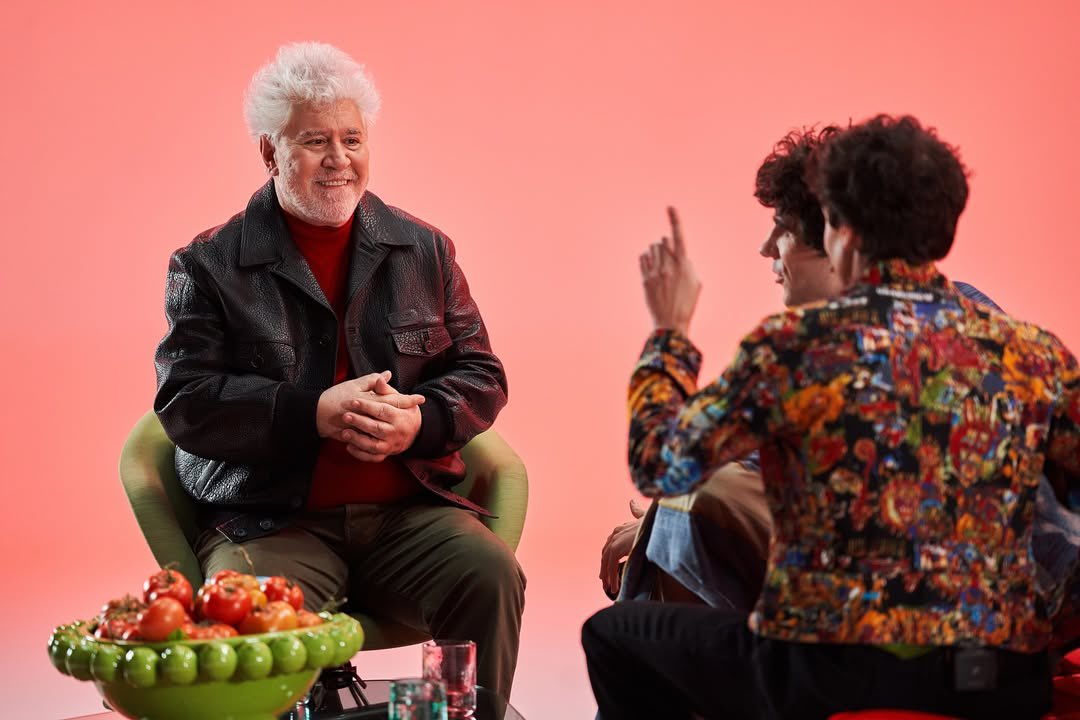 Javier Calvo y Javier Ambrossi conversan con Pedro Almodóvar en profundidad en "Pedro x Javis".

Los tres episodios, producidos por Movistar Plus+ con Suma Content, llegan el próximo 19 de junio.
