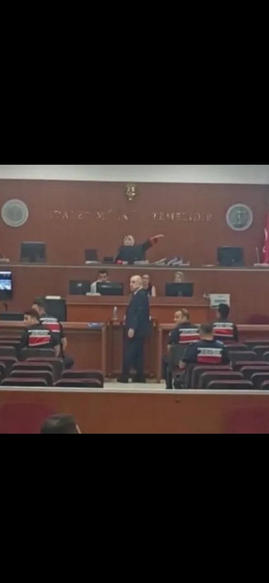 Özdağ’a resmen kabir azabı çektiriliyor 😁sen kalk başörtüsü ile alay et sonra başörtülü bir hakimin karşısında yargılan olucak işmi şimdi bu 😂Allahın bir adaleti var ve hiç şaşmaz evellallah çok büyüksün rabbim 🤲