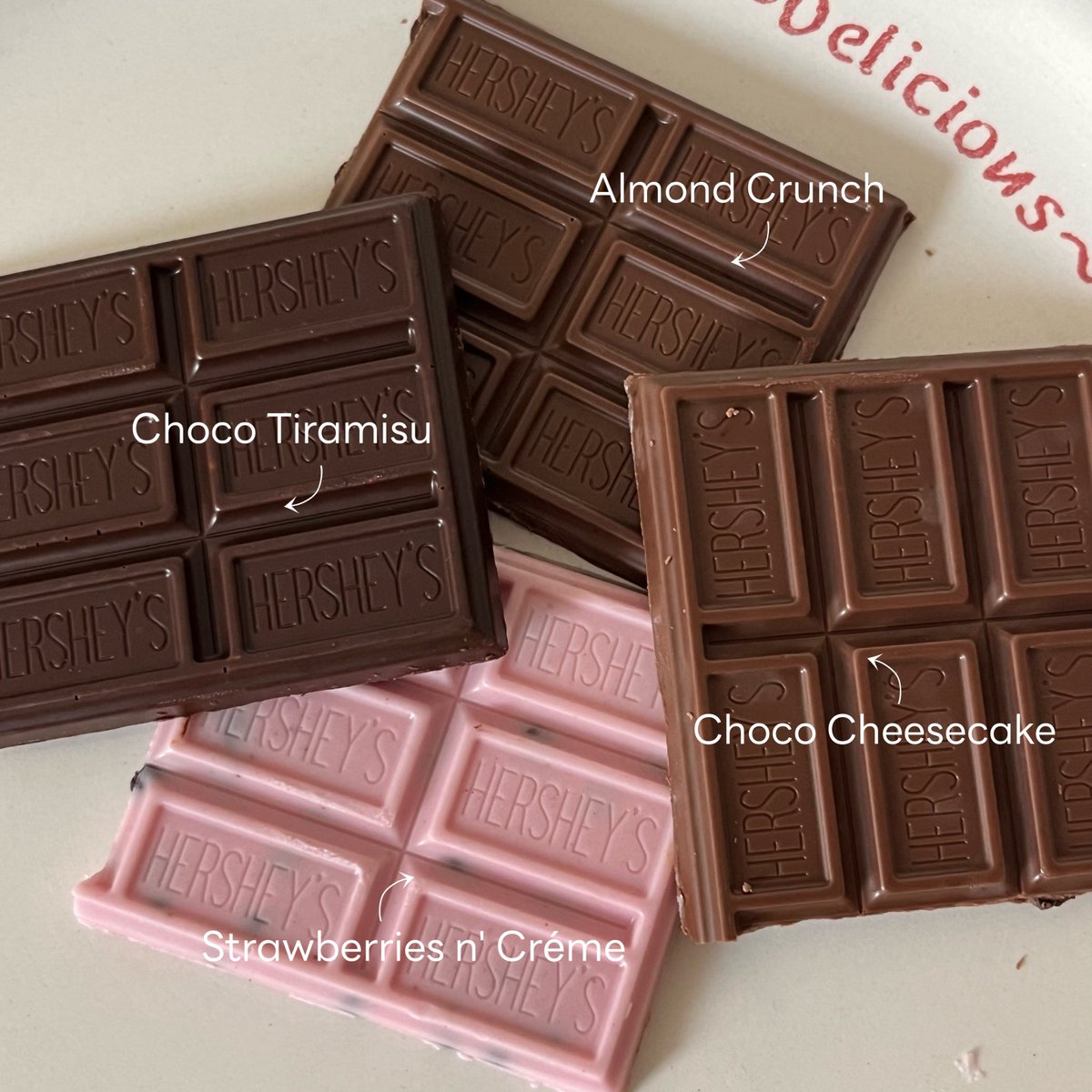 tkxmq_'s tweet photo. ช็อกโกแลต Hershey's Special Creations รสใหม่ มีมา 4 รส! Limited ที่มีวางขายเฉพาะช่วงนี้ จะบ้าาา~ 
แล้วแต่ละรสคือ นึกว่าขนมในคาเฟ่ 🍰 Choco Tiramisu, Almond Crunch, Choco Cheesecake, Strawberries N' Créme 🤤 
ทางนี้กินแล้วทุกรส! อร่อยมากกก กินกะกาแฟที่บ้านคือเหมือนไปกินขนมที่ร้านอะ สายคาเฟ่ต้องชอบแน่ กินคู่กะพวกครัวซองต์ก็ฟินทุกคน เซเว่นมีขาย ไปลอง! 🥐🍫✨

#HersheysCafe #โหมดเฮอร์ชีส์