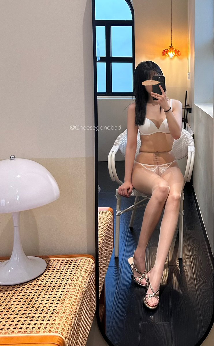 No sticker on Of and Wechat ~🏼 https://t.co/kLcI1sp11X