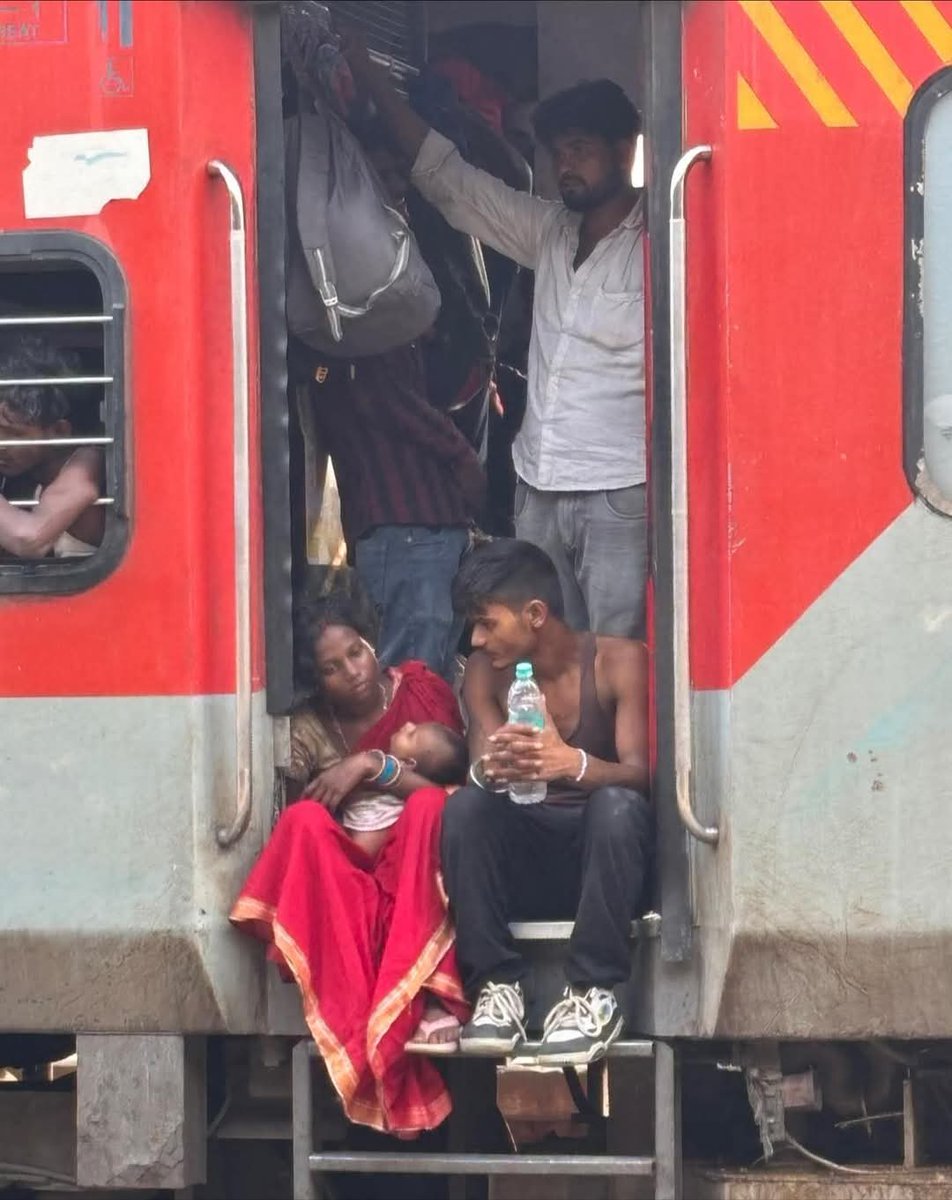 "इस झुलसा देने वाली गर्मी में, पसीने से लथपथ,
एक लाचार माँ की गोद में सोए इस मासूम को क्या खबर,
कि हमने तरक्क़ी की दौड़ में जापान को भी पछाड़ दिया है?"