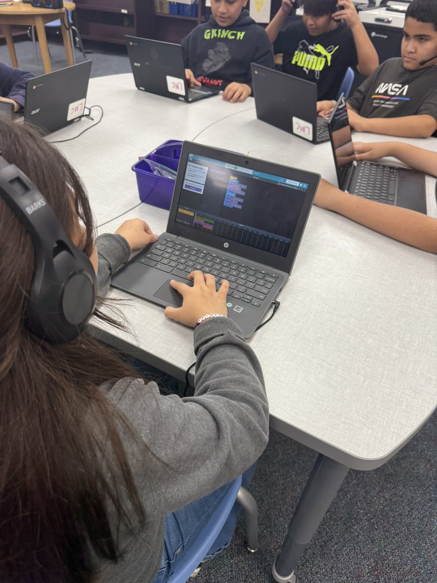 locdinlibrarian's tweet photo. Learning how music is produced with Amazon/Code.org Music Lab. #ThompsonSWT #AldineSWT @aldinelibraries https://t.co/te8wrWzbhd