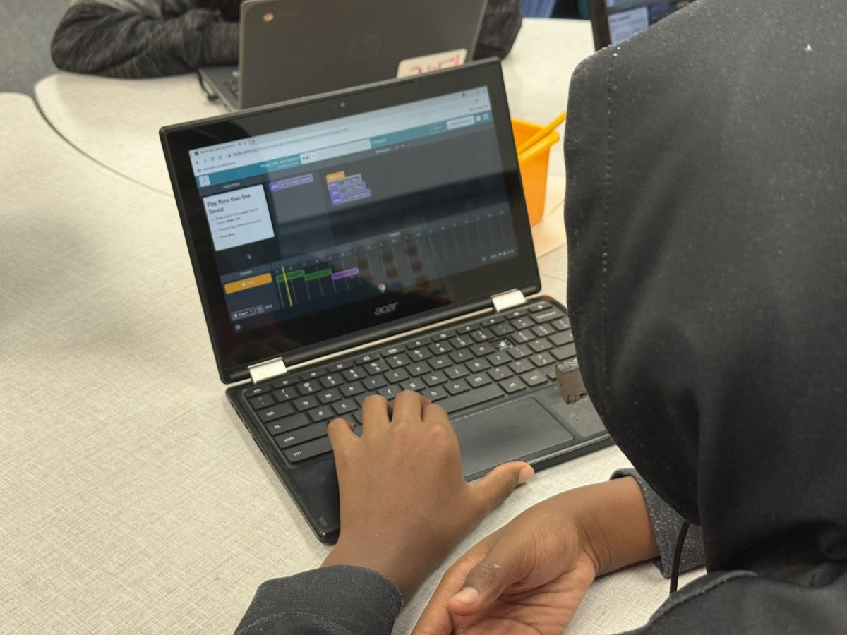 locdinlibrarian's tweet photo. Learning how music is produced with Amazon/Code.org Music Lab. #ThompsonSWT #AldineSWT @aldinelibraries https://t.co/te8wrWzbhd
