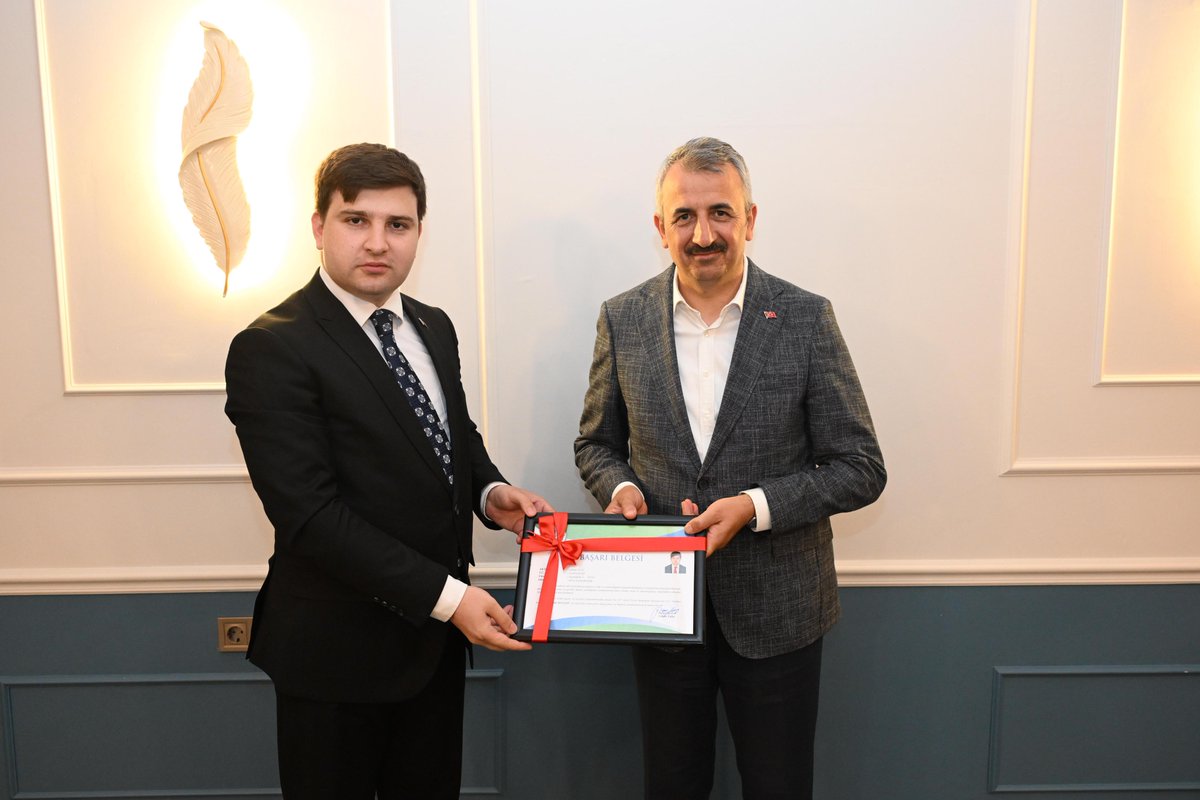 edirne_valiligi's tweet photo. 📍Valimiz Yunus Sezer ve eşi Canan Sezer Hanımefendi tarafından Mülki İdare Amirleri Atama Kararnamesi ile tayini çıkan ve bu sebeple ilimizden ayrılacak olan Keşan Kaymakamı Cemalettin Yılmaz, Enez Kaymakamı Muhammed Emin Tutal, Meriç Kaymakam V. Adnan Ayte ve aileleri onuruna veda programında bir araya geldi . 

▪️ İlimize olan hizmetleri dolayısıyla teşekkür eden Valimiz Yunus Sezer, yeni görev yerlerinde başarılar diledi.