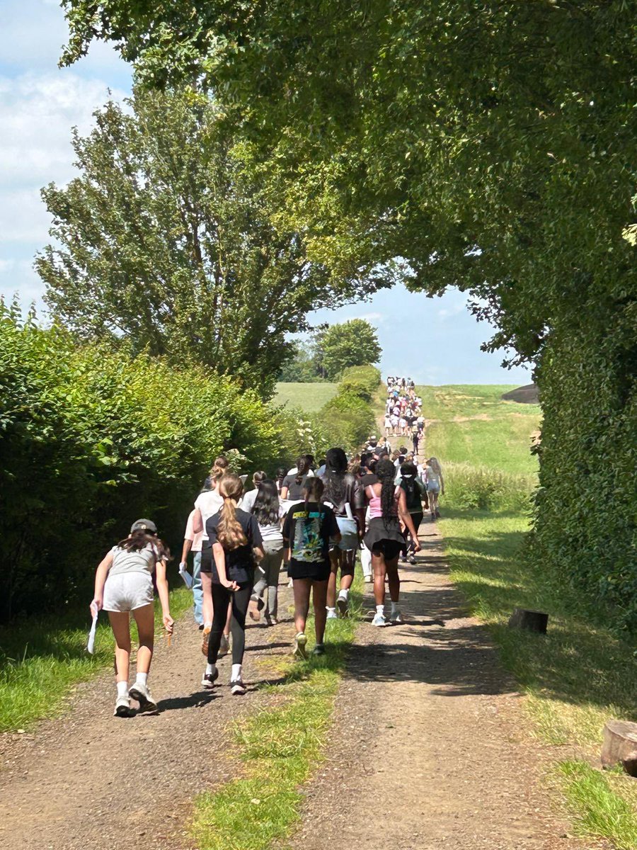 BGS_Geography's tweet photo. A great day of #fieldwork in Mid Bedfordshire with #BGSYear7 looking at the link between geology and land use #NationalFestivalOfFieldwork #Geography more photos on our new Instagram page bgs_geography 🌎 https://t.co/FQICBBpcjN