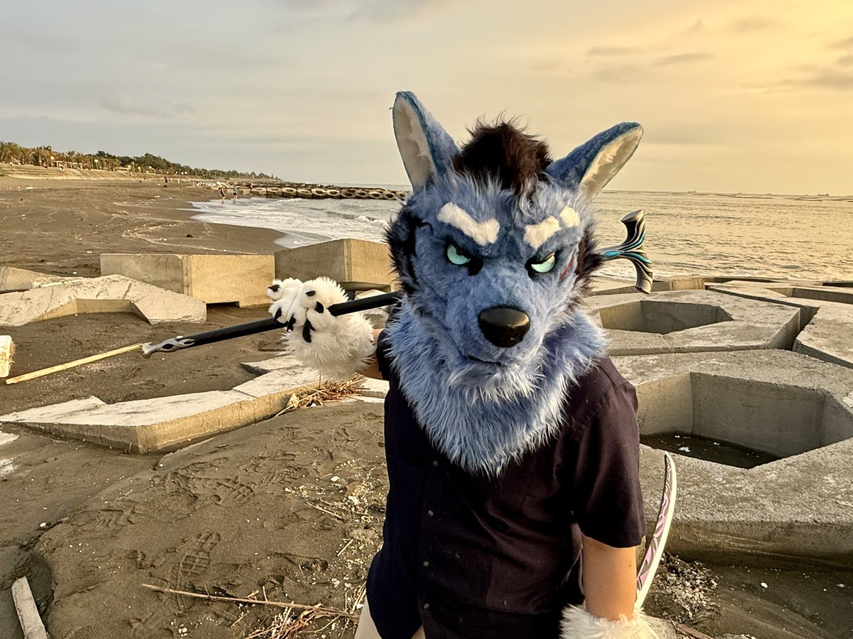 #NewFursonaIntroduction

【Mareas Boreas】Son of the Storm and Sea 

While the world knows Captain Umineko as a daring sailor ruling the high seas, few remember that it was an elder brother who first led him into the heart of the waves.

That brother is Mareas.

His name, drawn