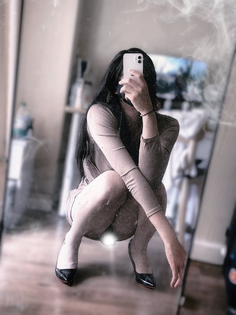 新的裙子虽然尺码小了点，但是意外的凹造型很好看嘻嘻
#伪娘 #男娘 #女装 #cd #sissy #雌堕 #femboy