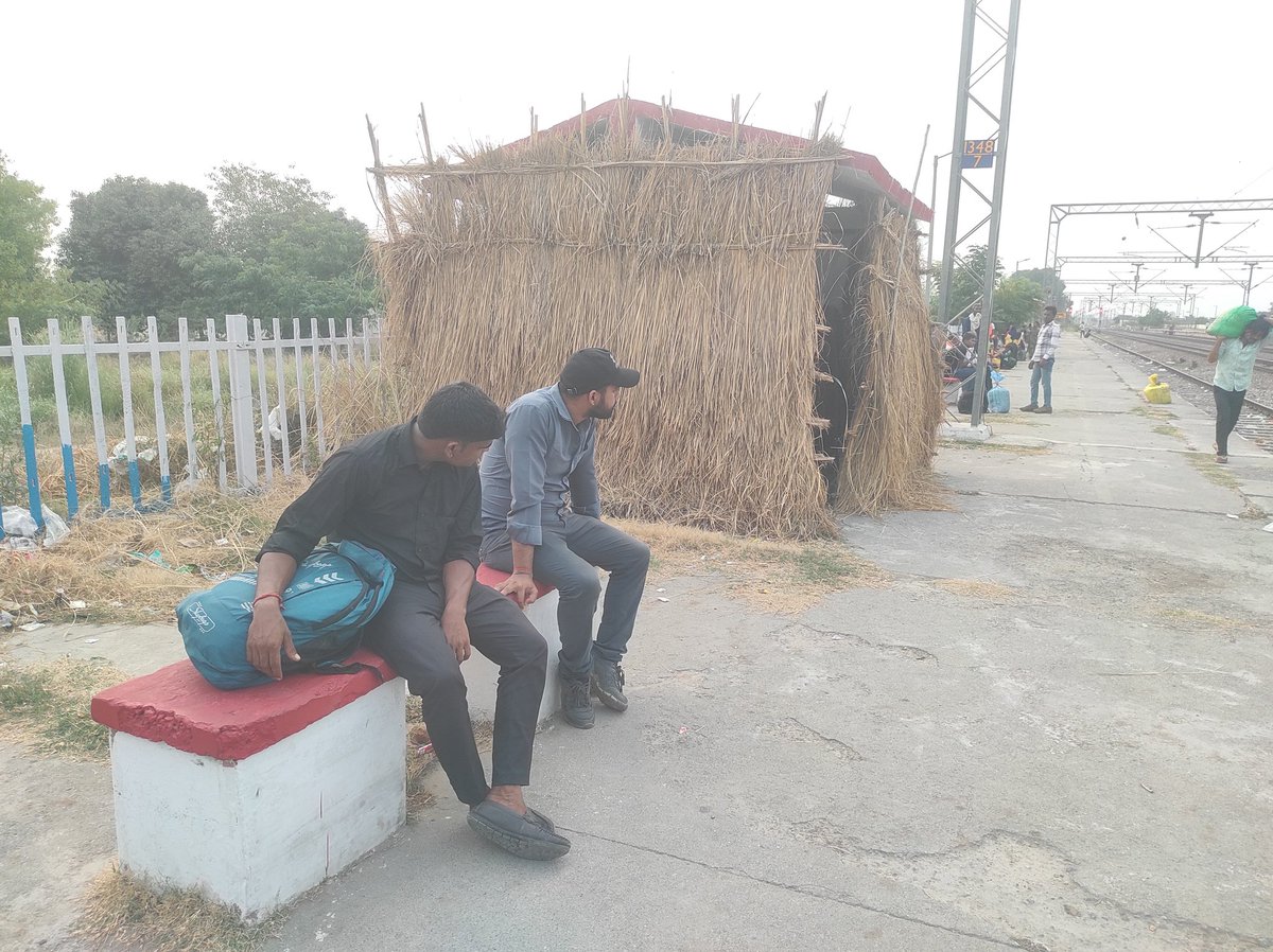rohitash_mani's tweet photo. @RailwaySeva @drm_mb महोदय ट्रेन पायलट अथवा उसके सहयोगी को झंडी दिखाने का अधिकार सिर्फ स्टेशन मास्टर को है।फिर यह कौन कर्मचारी है जो स्थापित स्टेशन की दूसरी दिशा से ट्रेन को हरी झंडी दिखा रहा है? https://t.co/sR3UKK1eGF