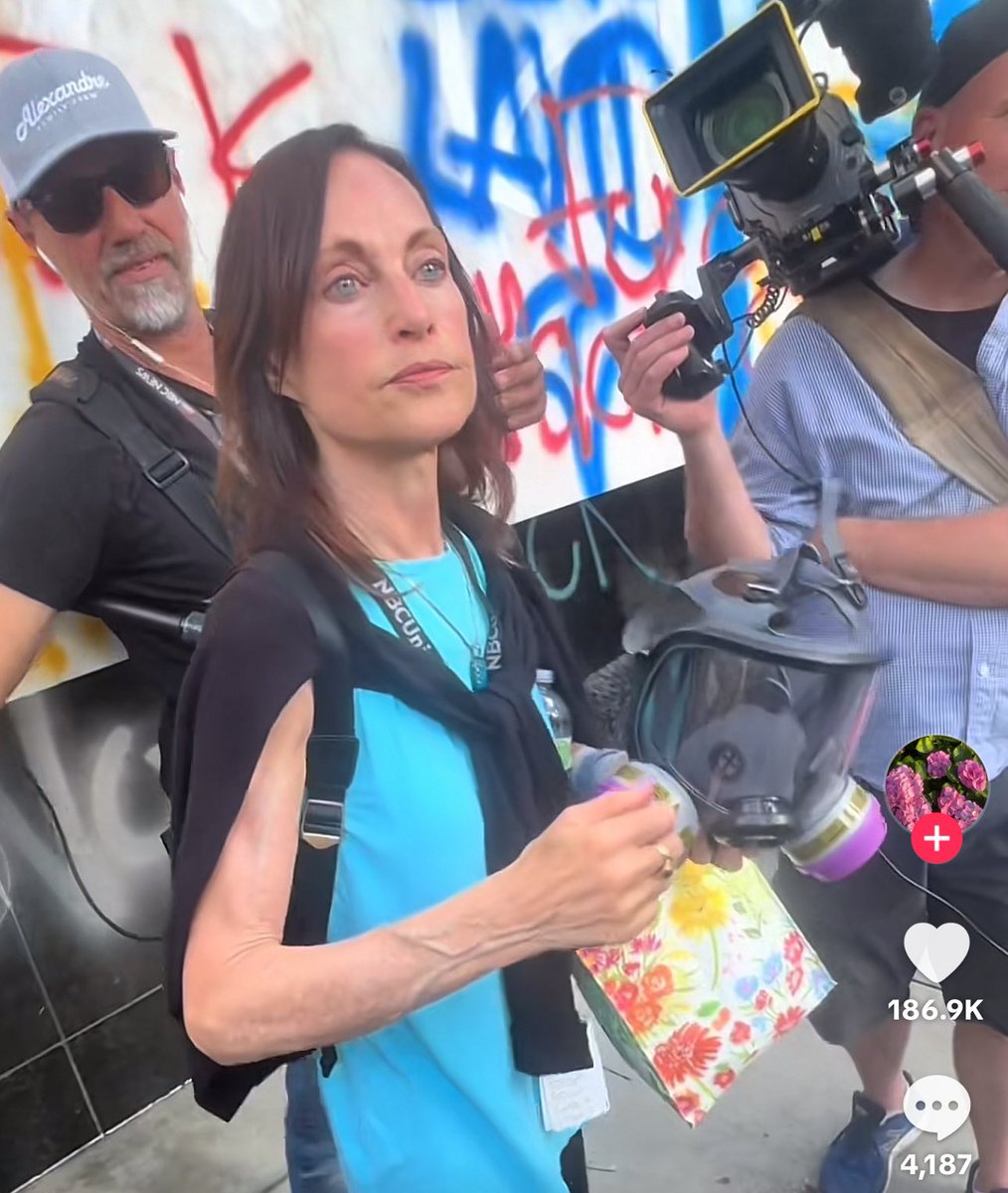 ____Holly_'s tweet photo. A creator on TikTok is saying they saw this woman’s text w/instructions to wait 45 minutes before filming.
A different creator is alleging this woman works for NBC.
#DEFENDLA
#ICERaids https://t.co/wqgH9VKsF2