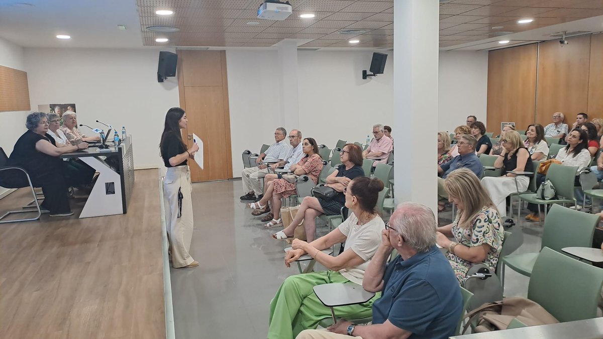 📢 Los mayores del taller de <a href="/iradioUCAM/">iradio UCAM</a> 'Tu voz en la radio' entrevistan a María Dolores García, presidenta de la Universidad Católica, en el Espacio de <a href="/FundlaCaixa/">Fundación ”la Caixa”</a>. Está en el marco de las actividades organizadas con motivo del Día Mundial de Toma de Conciencia del Abuso y