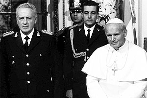 efemeridesARGE's tweet photo. Un #11deJunio como hoy:

Llega el Papa Juan Pablo II a la Argentina para llamar a la Paz:

Días atrás el 28 de mayo, el Papa había visitado Londres en Gran Bretaña...

https://t.co/oTsP22smAb #efemerides a través de @efemeridesARGE 

#papa #JuanPabloSegundo #argentina #efemerides https://t.co/8AcTOJ3lLw
