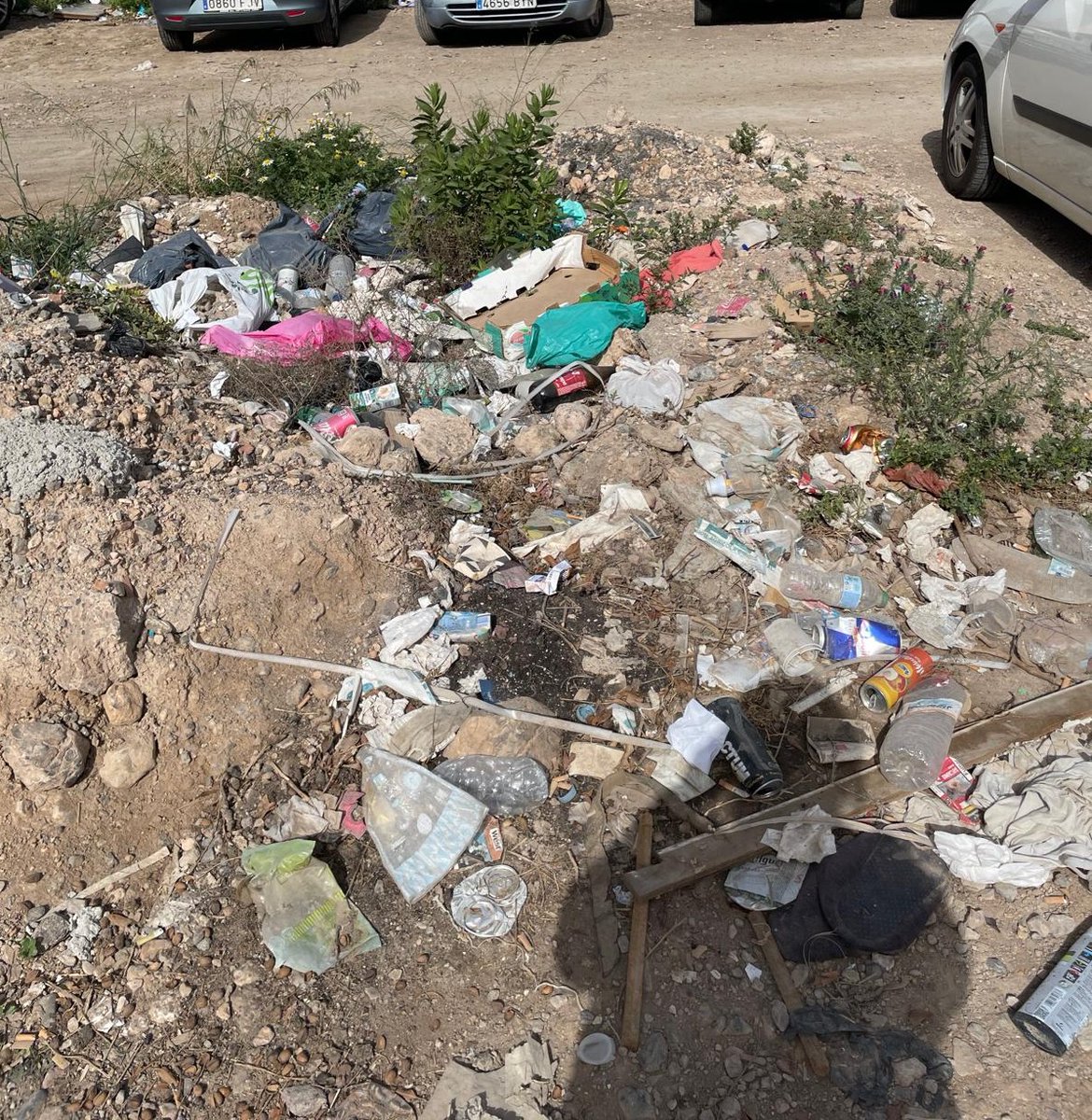 JOSÉ M ROMÁN (@jmromangarcia) on Twitter photo #Almería, detalles: lo pendiente de urbanizar, un estercolero. El descampado se aprovecha de aparcamiento, pero las basuras se acumulan y nadie respeta las normas mínimas de convivencia, ni limpia. A ver si se reanuda la urbanización de la zona. Urge un aseo <a href="/aytoalm/">Ayuntamiento de Almería</a> <a href="/AUrdiales1/">Antonio Urdiales</a> #Almería, detalles: lo pendiente de urbanizar, un estercolero. El descampado se aprovecha de aparcamiento, pero las basuras se acumulan y nadie respeta las normas mínimas de convivencia, ni limpia. A ver si se reanuda la urbanización de la zona. Urge un aseo <a href="/aytoalm/">Ayuntamiento de Almería</a> <a href="/AUrdiales1/">Antonio Urdiales</a>