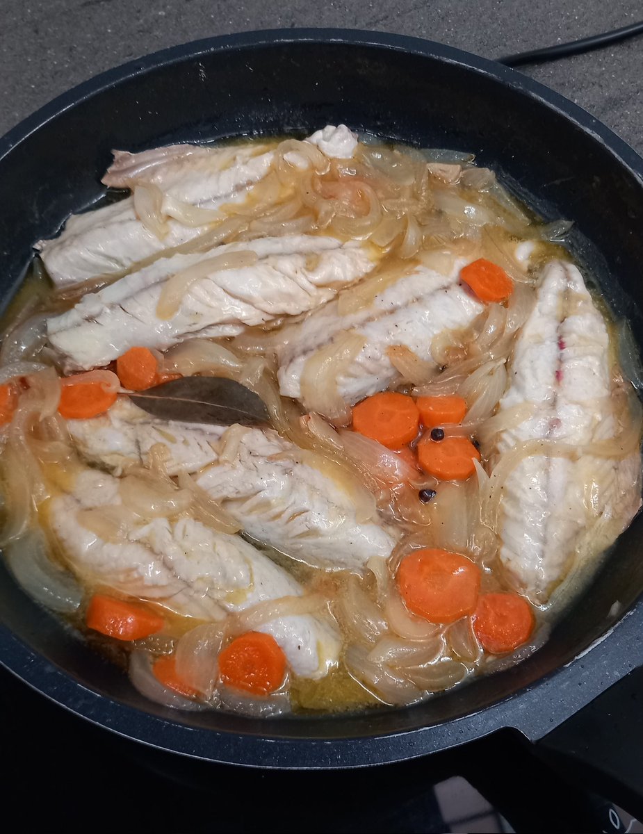 PepGranellTrave's tweet image. Tal y cómo dice @pbrionesmqz 
Hay que escabechar más 🐟💙🤤
Seguimos a saco con la dieta pero en buenas condiciones. Faltó el clavo y enharinar 
#escabeche #caballa #peix #peixe #cocinar #cuina #cuisine #cocinacasera #gastrolovers #gastronomía #Verano2025 #buenastardes #Twitter