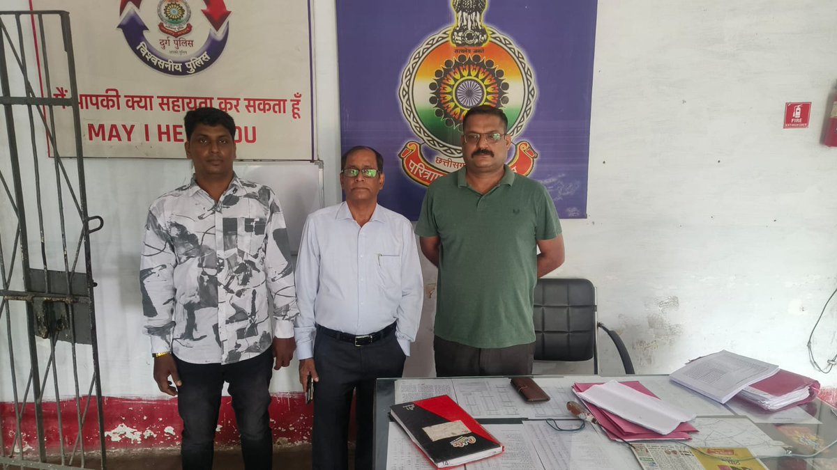 labheshghosh's tweet image. 22 साल बाद घर लौटा बेटा!

'ऑपरेशन तलाश' के तहत @PoliceDurg  ने वर्षों से गुम 223 लोगों को खोज निकाला।
साल 2003 में भिलाई से लापता हुआ राज किरण रेड्डी आखिरकार परिवार से मिला।
भावुक परिजनों ने कहा- “हमारा बेटा लौट आया...”

#OperationTalaash #DurgPolice #ChhattisgarhPolice #Missing