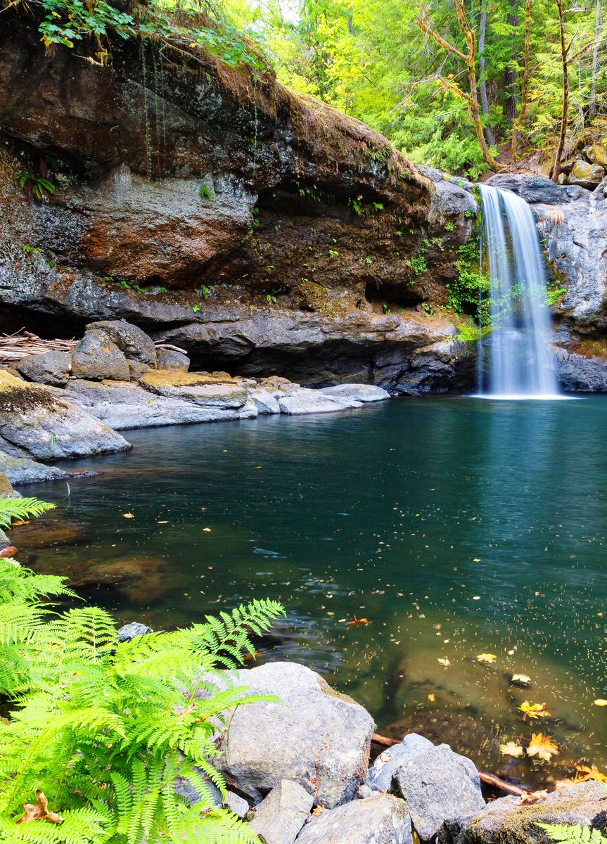 Beautiful summer view to Upper Coquille River Falls in Oregon, US  🇺🇸